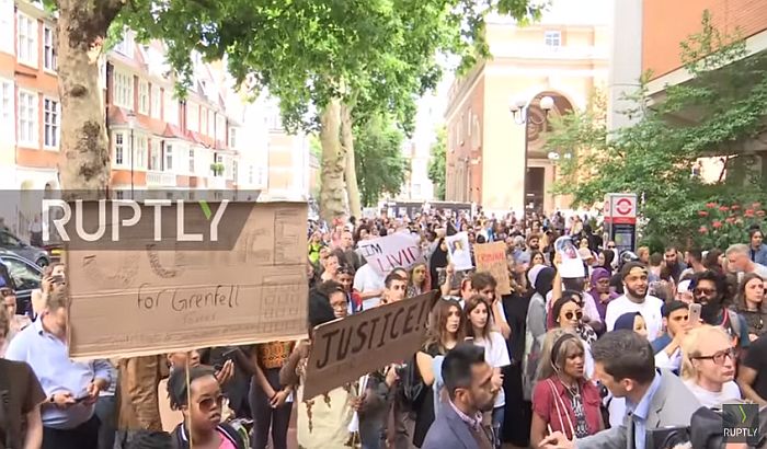 VIDEO: Upali u londonsku opštinu, traže odgovorne za požar 