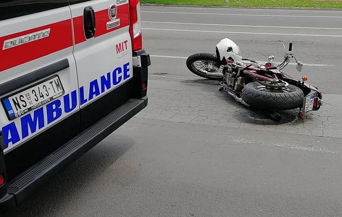 Motociklista poginuo u udesu na Bulevaru Evrope, istovremeno na istom mestu još jedan pad sa motora