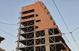 Skinut veliki reklamni pano Vojske Srbije sa zgrade Generalštaba