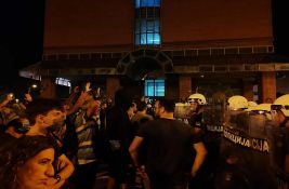 Novosađanin pet meseci u pritvoru zbog napada na ekipu Informera: Skup podrške ispred suda