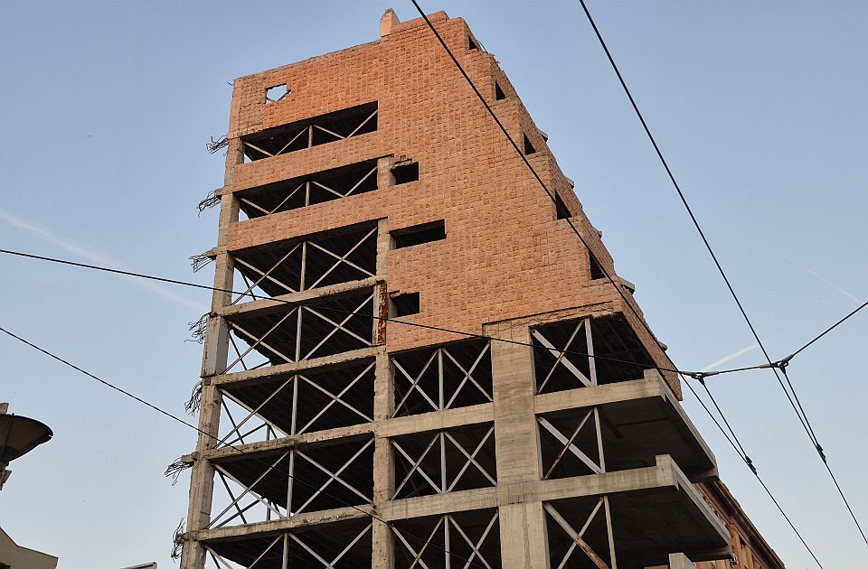 Skinut veliki reklamni pano Vojske Srbije sa zgrade Generalštaba