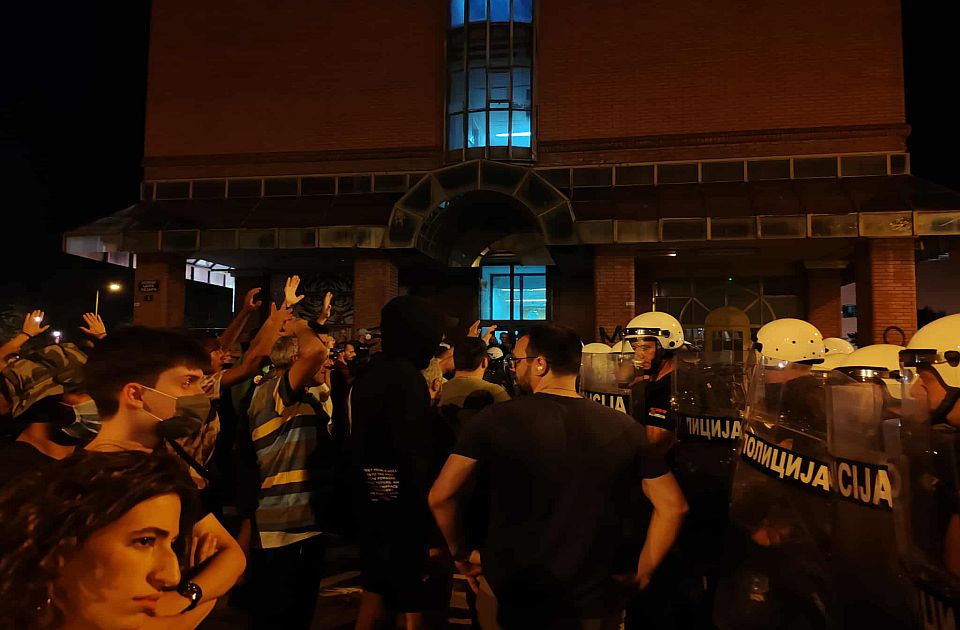 Novosađanin pet meseci u pritvoru zbog napada na ekipu Informera: Skup podrške ispred suda