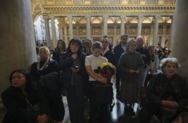 VIDEO: Vernici u redovima čekaju da posete grob pape Franje