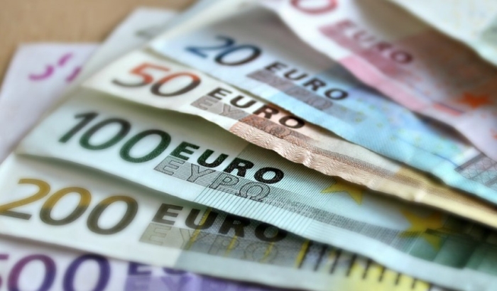 Evro i dolar se drže, franak značajno posustao