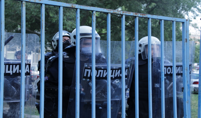 Evropska mreža za samostalan život traži kompenzaciju za mladića koga je šutirao policajac na protestu u Novom Sadu