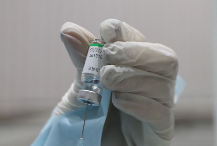Lekari se nisu pojavili na vakcinaciji, Ukrajina morala da baci vakcine