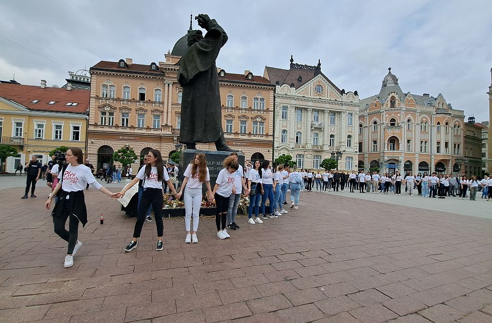 FOTO, VIDEO: Maturanti se bunili što im zabranjuju "Užičko kolo" kod spomenika pokrivenog svećama