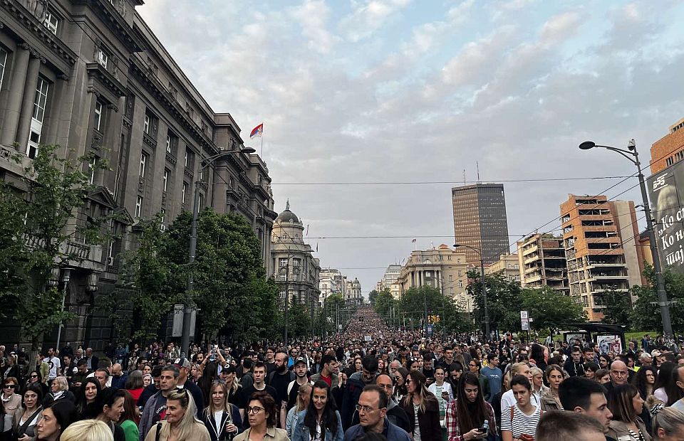 VIDEO: Protest "Srbija protiv nasilja" u Beogradu - građani postavili šatore