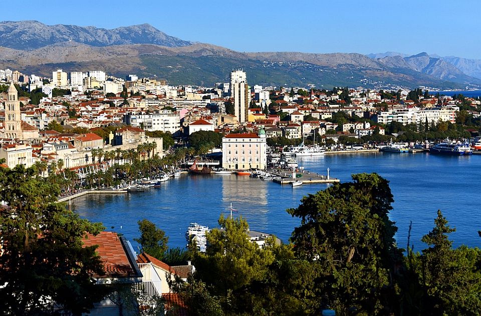 Split uveo kazne za turiste na javnim mestima: Za povraćanje, spavanje, penjanje po spomenicima...