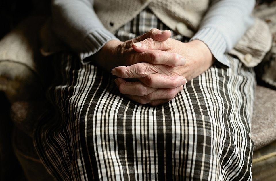 Dementna žena (95) kritično nakon što su je policajci napali elektrošokerom