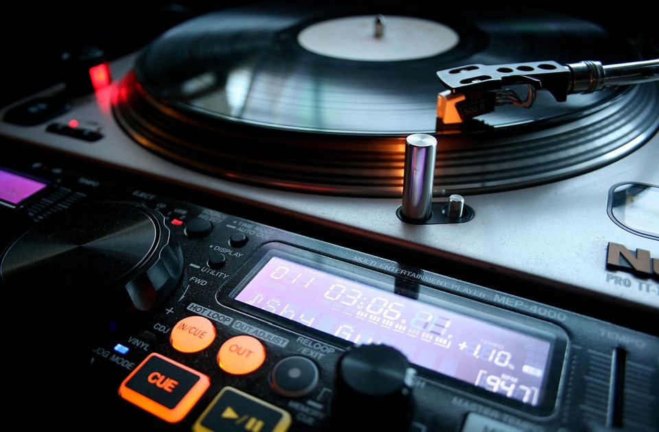 Na današnji dan: Napravljena vinil ploča, osuđen bivši direktor RTS, opozicija bojkotovala izbore