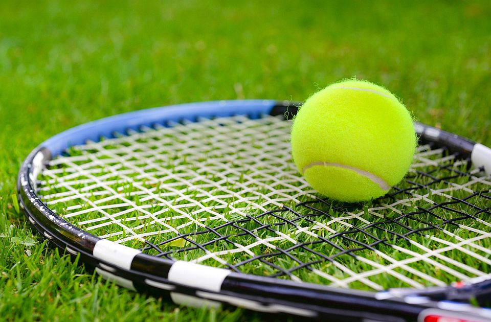 Medvedev pobedio Zvereva za finale u Haleu Medvedev pobedio Zvereva za finale u Haleu