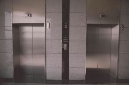 Lift sa četiri osobe i jednim detetom pao u podrum zgrade u Temišvaru