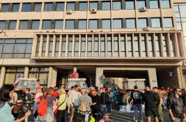 FOTO, VIDEO: Interventna odgurala građane da propusti odbornike i zaposlene u Skupštinu grada
