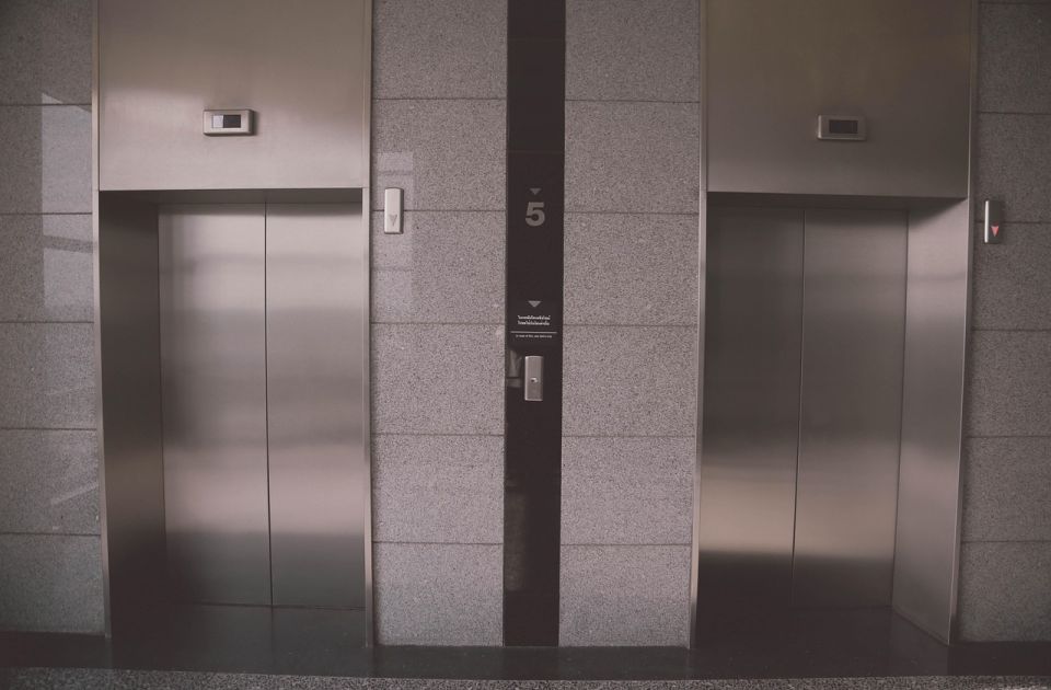 Lift sa četiri osobe i detetom pao u podrum zgrade u Temišvaru Lift sa četiri osobe i detetom pao u podrum zgrade u Temišvaru