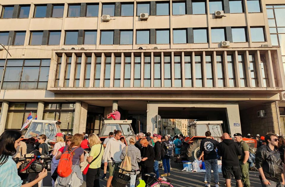 FOTO, VIDEO: Ispred Skupštine Novog Sada pred sednicu građani, kordon policije - trenutno je mirno FOTO, VIDEO: Ispred Skupštine Novog Sada pred sednicu građani, kordon policije - trenutno je mirno
