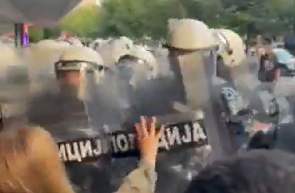 VIDEO: Policija štitovima udarala građane ispred Skupštine Novog Sada, okupljeni - 