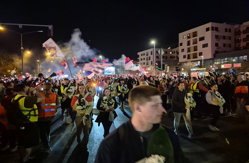FOTO, VIDEO Studenti iz Subotice dočekani u zagrljaju ohrabrenja: "Šetamo ulicom, suze same idu"