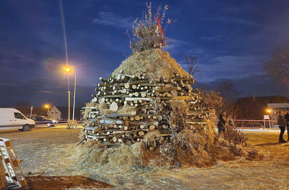 VIDEO: Na Klisi spremna velika lomača za Badnje veče