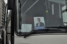 Penzionerke koje su negodovale jer su umesto u banju odvedene na Vučićev skup izbačene iz udruženja