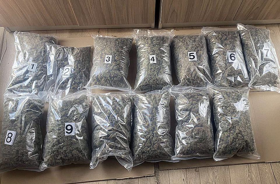 FOTO Uhapšen mladić iz Sremske Kamenice: U kolima držao 13 paketa sa marihuanom