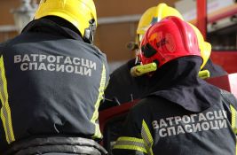 Izgoreo stan na Novom Beogradu, starija žena se nagutala dima