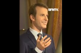 VIDEO: Voštana figura Makrona ukradena i stavljena iz protesta ispred ruske ambasade u Parizu
