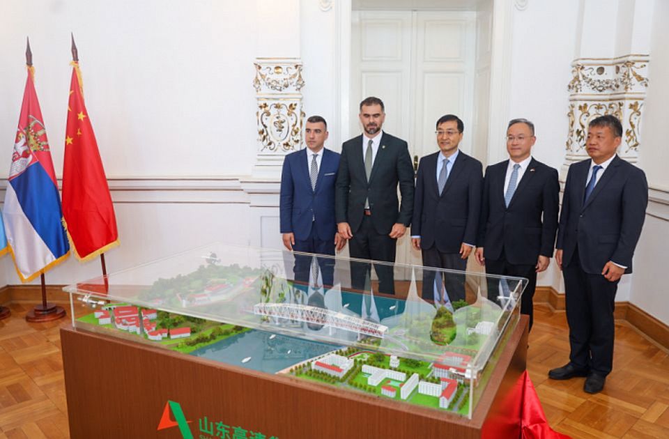 Pešačko-biciklistički most u Novom Sadu: Idejna rešenja jedno, kineska maketa drugo