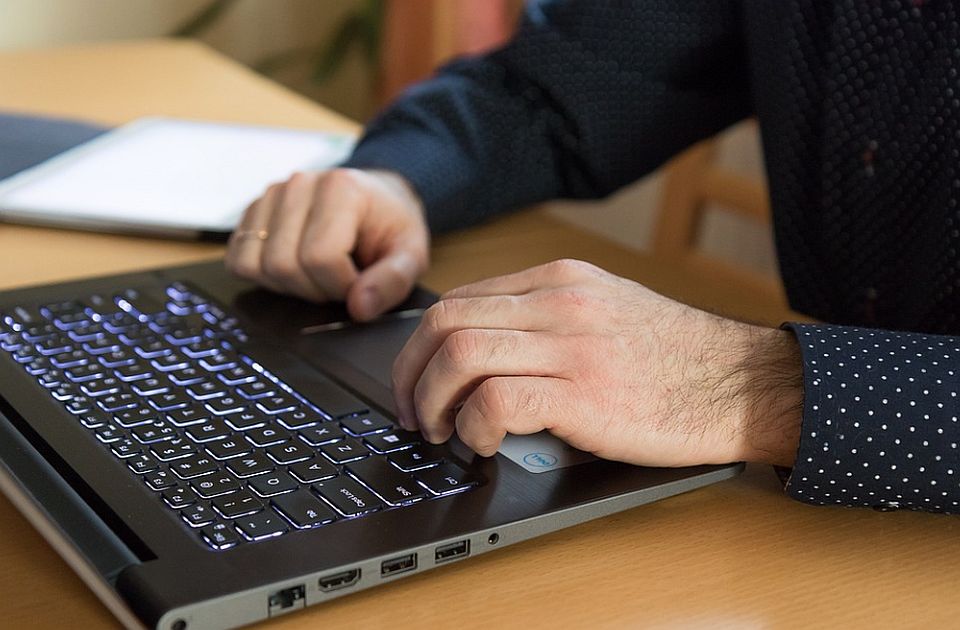 Kako građani Srbije provode svoj dan: Statistika pokazala koliko ko radi i odmara