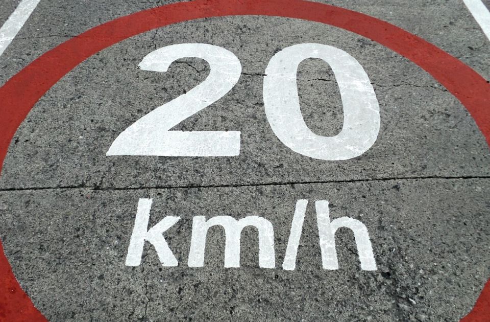 Finci traže da se u stambenim zonama brzina vozila ograniči na 20 km/h