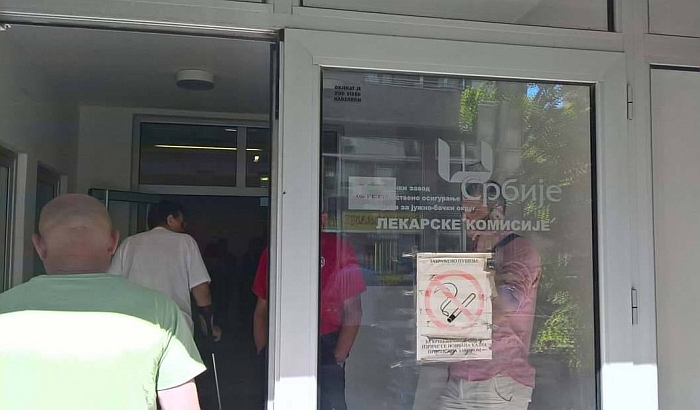 Ogromne gužve na lekarskoj komisiji, za putno osiguranje se čeka od pet ujutro Ogromne gužve na lekarskoj komisiji, za putno osiguranje se čeka od pet ujutro