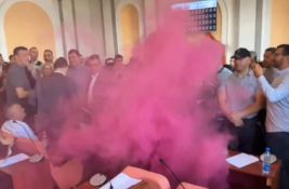 VIDEO Haos na početku sednice Skupštine Zaječara: Bačena dimna bomba, oglasio se i alarm