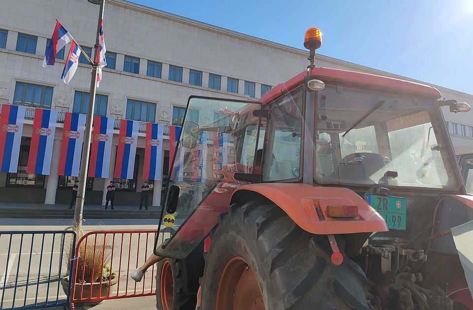 Poljoprivrednicima uhapšenim posle protesta ispred Banovine ukinut kućni pritvor Poljoprivrednicima uhapšenim posle protesta ispred Banovine ukinut kućni pritvor