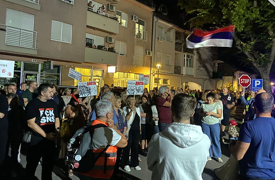Somborci protestovali zbog smene načelnice u bolnici i političkih zatvorenika Somborci protestovali zbog smene načelnice u bolnici i političkih zatvorenika