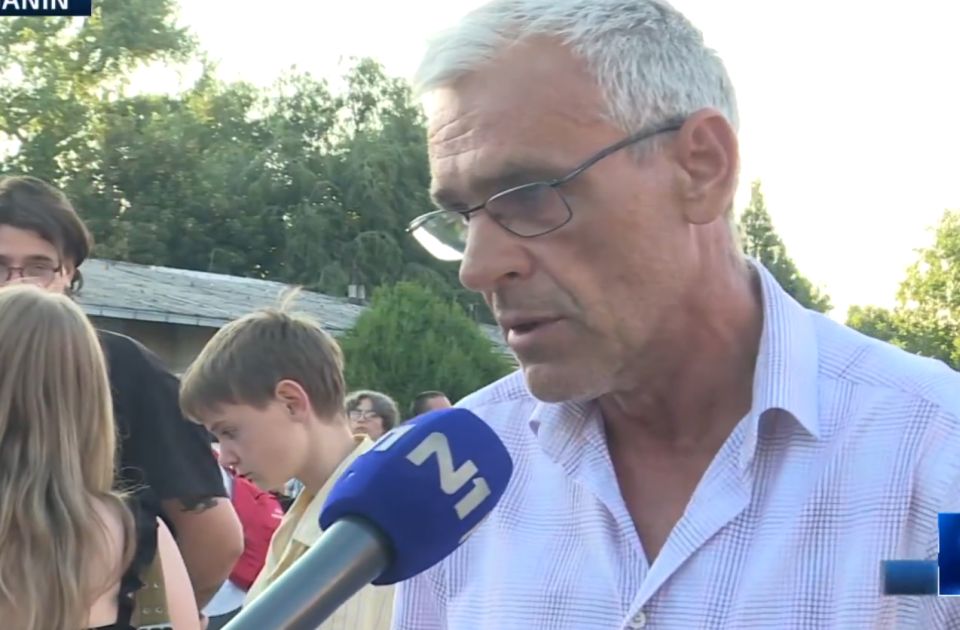 Zbog oduzetih tablica Jaćimović autobusom blokirao prilaz Opštini Žabalj