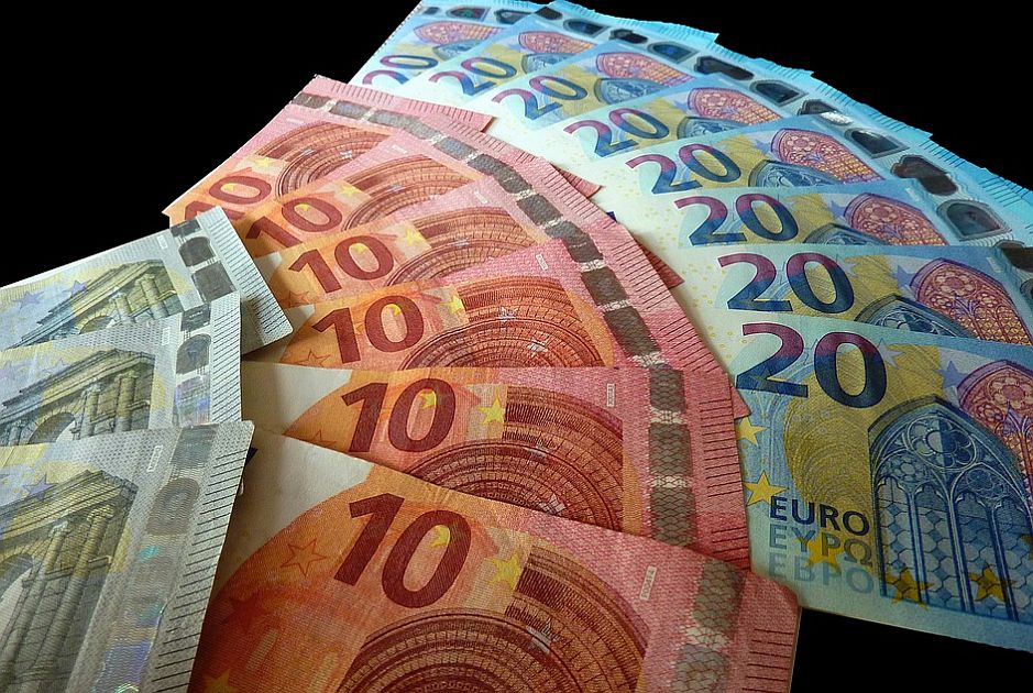 Sa računa klijenata banke za dve godine uzela 20.000 evra