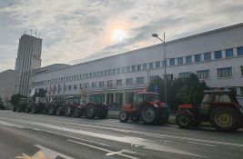 FOTO, VIDEO: Prvi traktori stigli kod ograđene Banovine, saobraćaj se odvija normalno