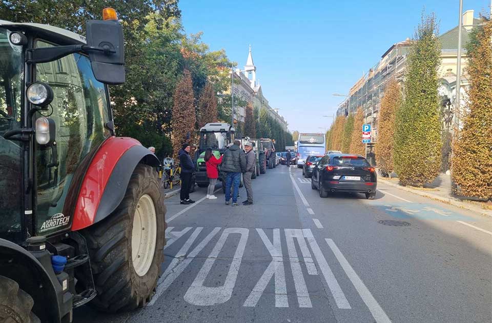 Policija sprečila poljoprivrednike u Zrenjaninu da traktorima dođu pred Gradsku kuću