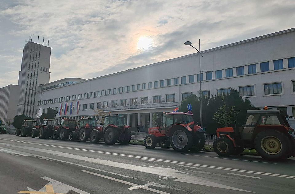 FOTO, VIDEO: Prvi traktori stigli kod ograđene Banovine, saobraćaj se odvija normalno