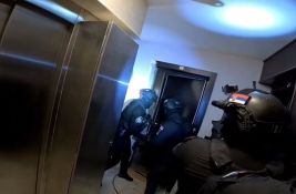 VIDEO Uhapšena grupa zelenaša iz Čačka: 21 osobu ucenjivali, pretili im i tukli ih palicama
