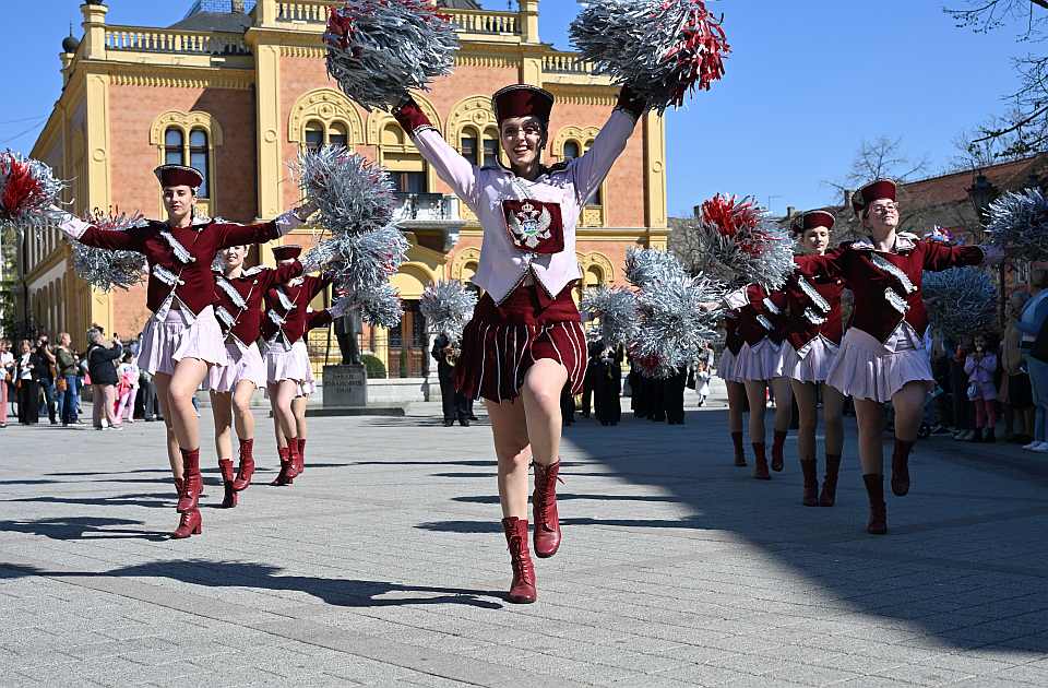 FOTO: Defile mažoretkinja u centru Novog Sada