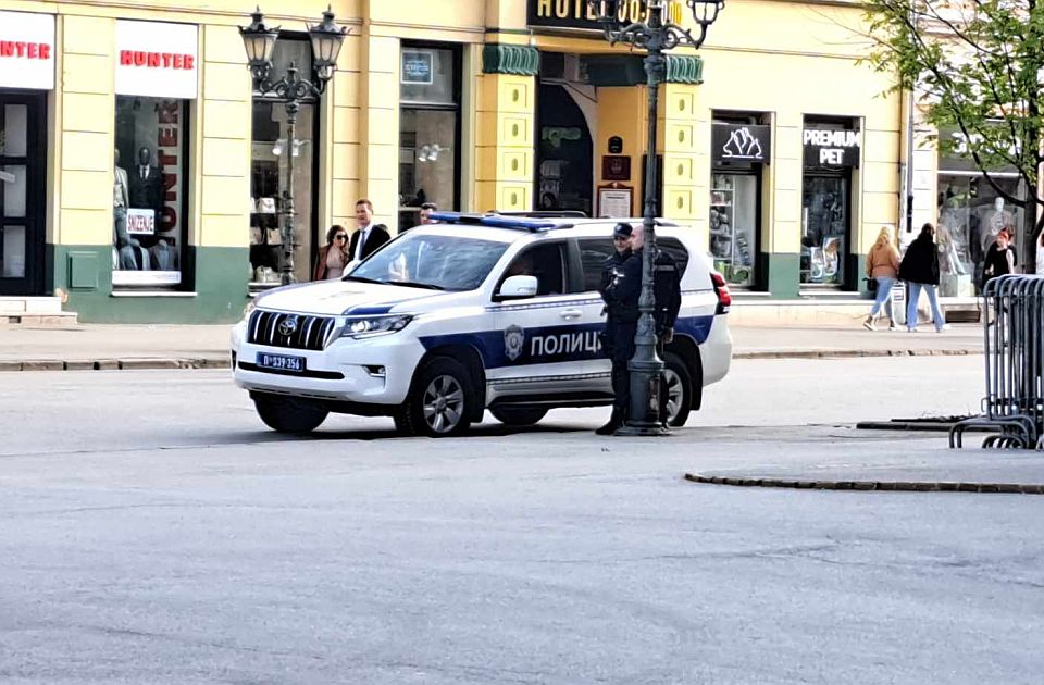 FOTO: Policajci s dugim cevima raspoređeni u blizini važnijih objekata u Novom Sadu