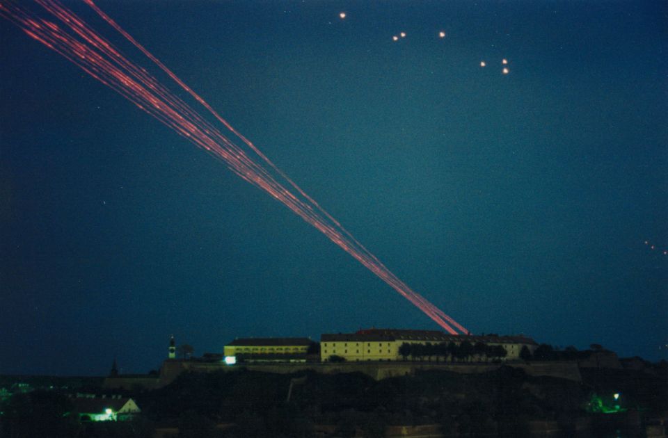 FOTO Bombardovanje Novog Sada u slikama: Srušeni mostovi i nebo koje gori