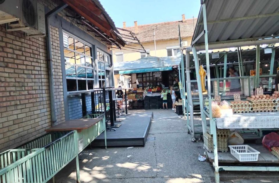 Zbog bašte kafića na pijaci u Sremskim Karlovcima meštani se jedva "provlače", obaveštena inspekcija