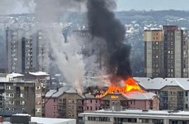 Stanari zgrade na Limanu još uvek ne znaju uzrok požara koji im je uništio krov i oštetio stanove