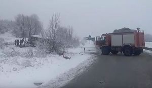 VIDEO: Sudar kola i autobusa kod Kruševca, vozač poginuo, teško povređenu trudnicu lekari porodili carskim rezom