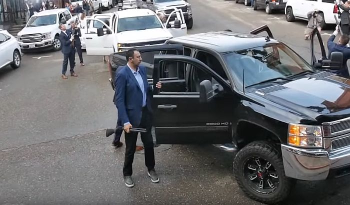 VIDEO: Vlade Divac na Božić pucao iz sačmare u centru američkog gradića