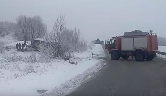 VIDEO: Sudar kola i autobusa kod Kruševca, vozač poginuo, teško povređenu trudnicu lekari porodili carskim rezom
