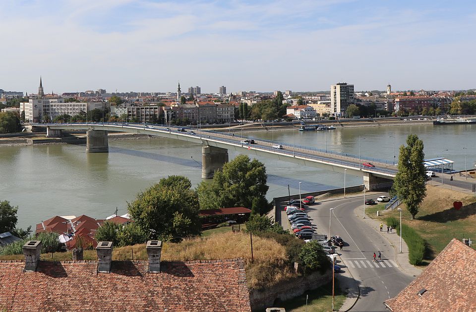 Devojka skočila s Varadinskog mosta, spasili je građani na keju