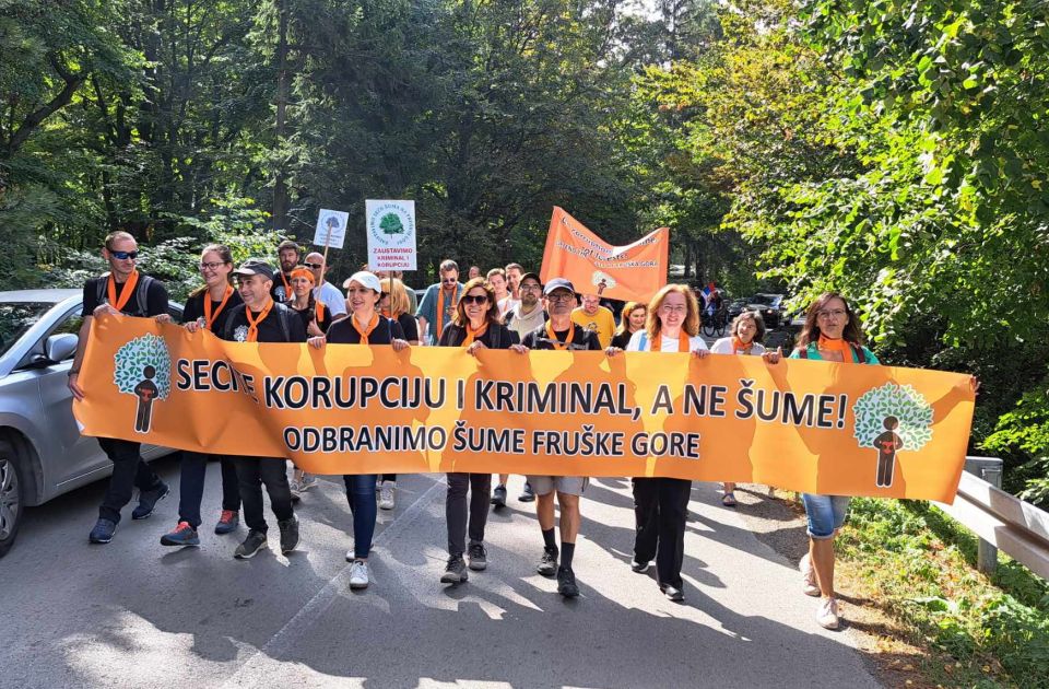 VIDEO: Protest "Stop seči šuma" završen ispred sedišta NP "Fruška gora", policija prekinula šetnju